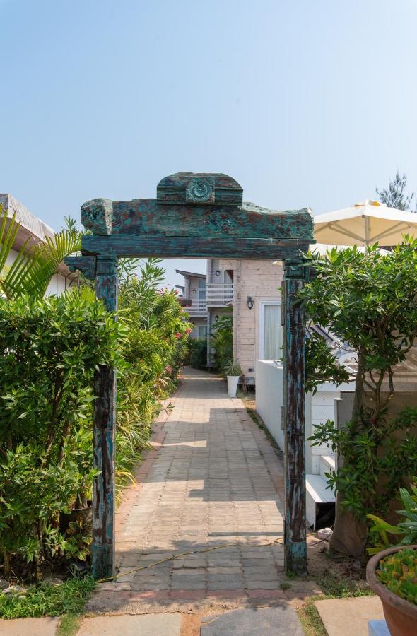 Living Room Beach Resort Morjim Exterior photo