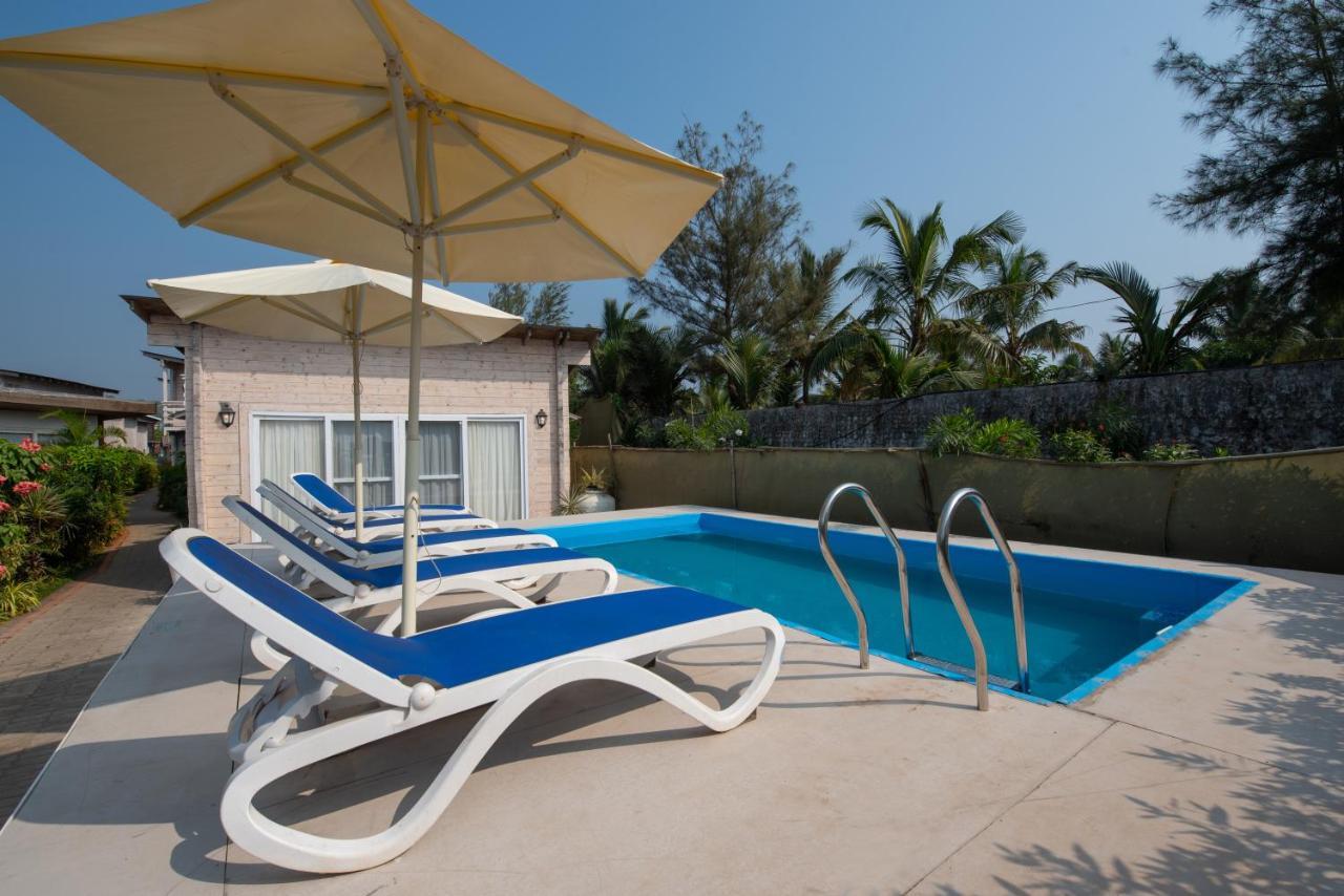 Living Room Beach Resort Morjim Exterior photo