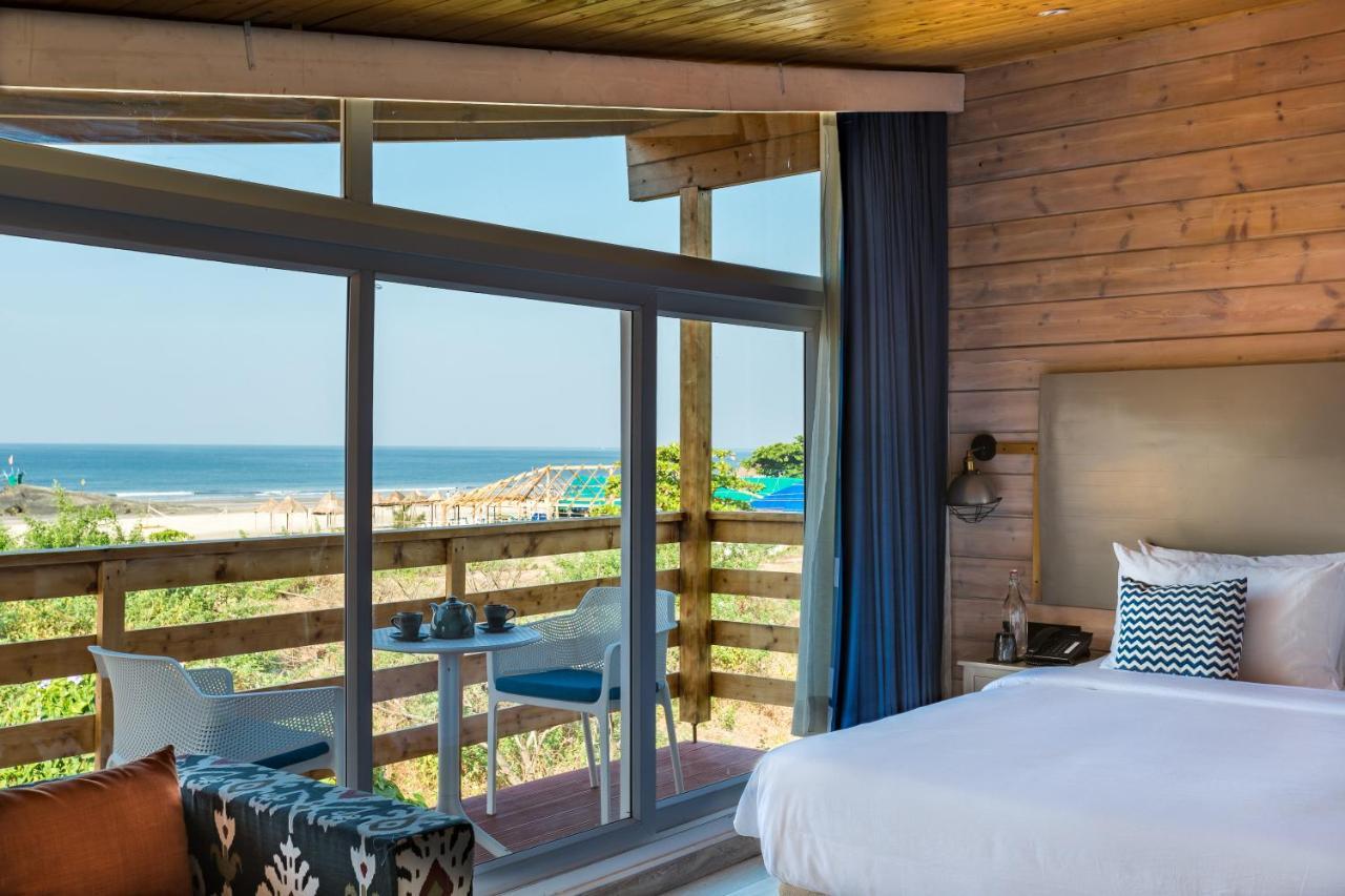 Living Room Beach Resort Morjim Exterior photo
